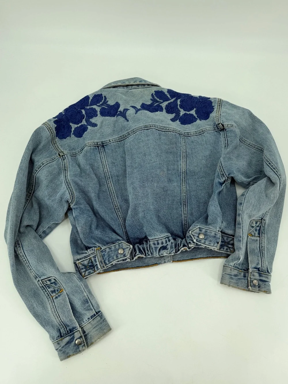 Free People Cinched Back Crop Denim Jean Jacket Embroidered Floral Small FLAW - Picture 8 of 8